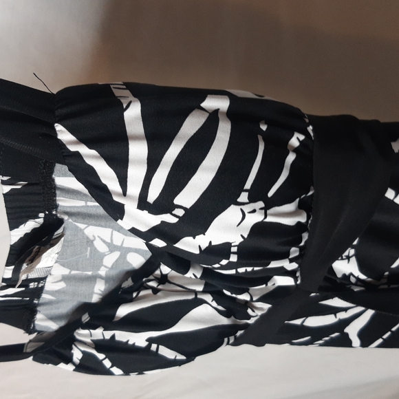 Bold Betty Dress - Picture 2 of 9